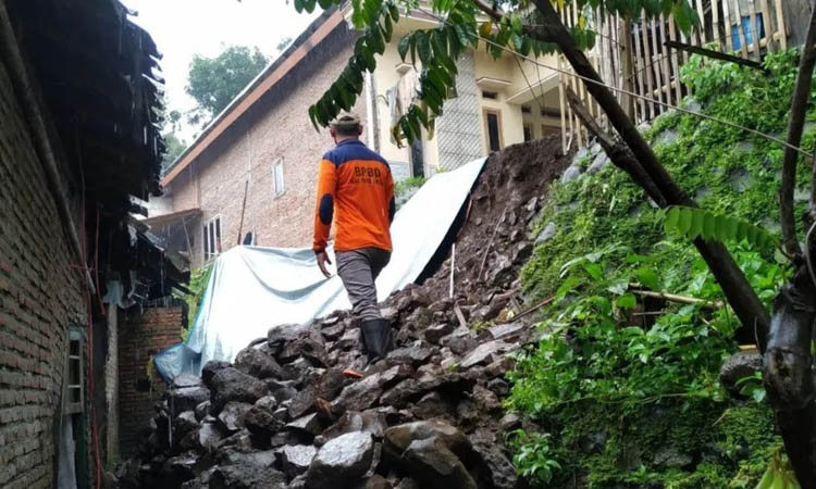 LONGSOR: Sebuah tebing di Dusun Krajan, Desa Tambak Ukir longsor menimpa rumah warga beberapa waktu lalu. Potensi bencana perlu diwaspadai karena hujan masih turun.&nbsp;
