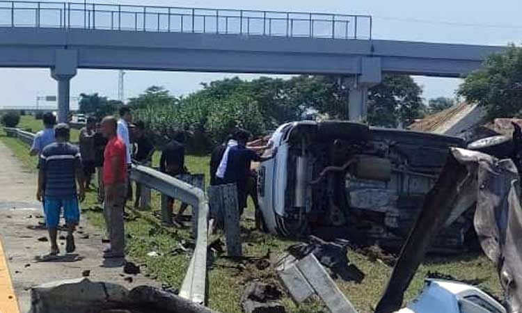 Kondisi mobil Lexus yang terguling di ruas tol Gempol-Pasuruan, Selasa siang (2/4). (Ist/ Abusyairi)