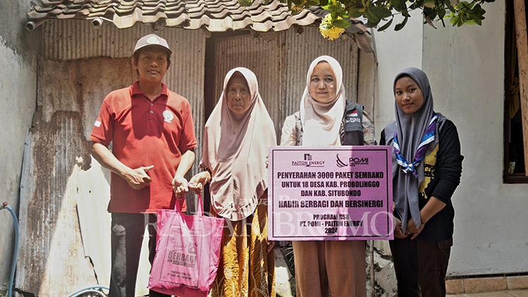 BANTUAN: Salah satu warga mendapatkan paket sembako dari PE-POMI. Tercatat ada ribuan paket sembako yang disebar PE-POMI dan diantarkan langsung rumah masing-masing penerima.