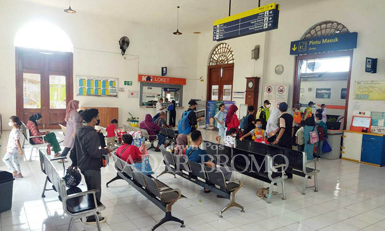 SIAP BERANGKAT: Sejumlah calon penumpang menunggu KA di Stasiun Pasuruan.
