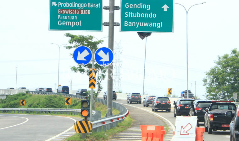 UNTUK OPERASIONAL: Iringan-iringan mobil dinas Pemkab Kabupaten Probolinggo di Tol Gending. Saat mudik lebaran mobdin tersebut harus dikandangkan.