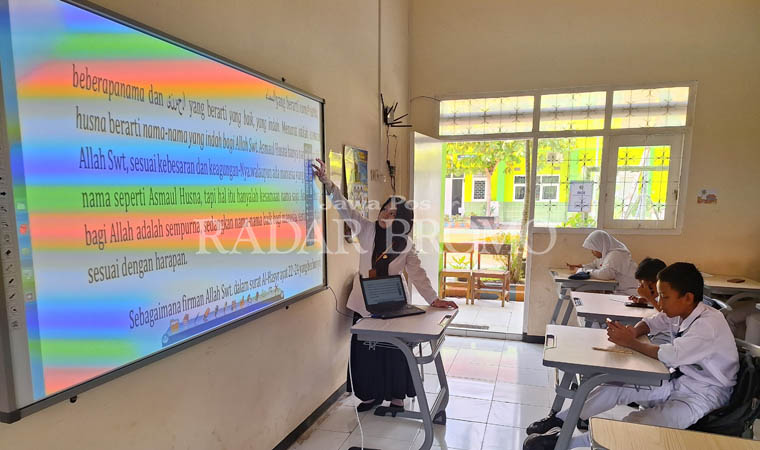 LEBIH INTERAKTIF: Siswa di kelas yang sistem akselerasi yang belajar menggunakan IT Board di MTsN 1 Pasuruan.