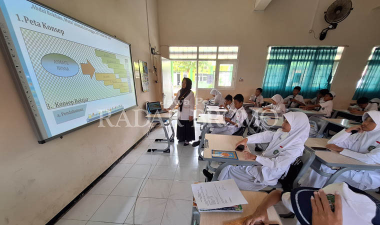 LEBIH INTERAKTIF: Siswa di kelas yang sistem akselerasi yang belajar menggunakan IT Board di MTsN 1 Pasuruan.