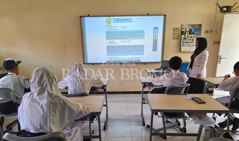 LEBIH INTERAKTIF: Siswa di kelas yang sistem akselerasi yang belajar menggunakan IT Board di MTsN 1 Pasuruan.