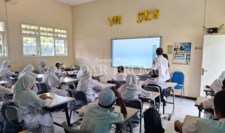 LEBIH INTERAKTIF: Siswa di kelas yang sistem akselerasi yang belajar menggunakan IT Board di MTsN 1 Pasuruan.