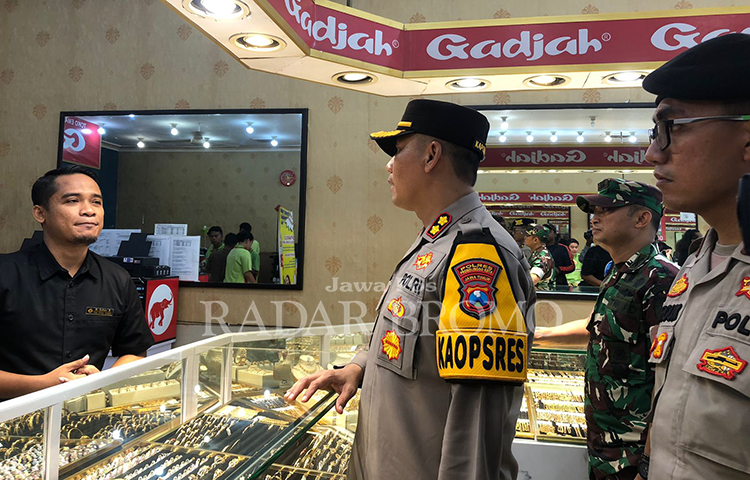PERIKSA: Kapolres Probolinggo Kota AKBP Wadi Sa`bani ketika berpatroli ke Toko Emas Gadjah di Jalan Raya Panglima Sudirman, Kota Probolinggo, Rabu (3/4).