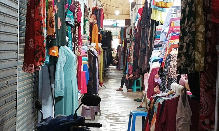 BERKAH: Terlihat para pedagang kain dan pakaian di Pasar Semampir. Selama Ramadan, mereka ketiban berkah, dengan larisnya penjualan.&nbsp;