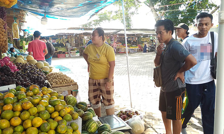 LARIS: Pedagang buah ketiban rezeki saat bulan Ramadan.&nbsp;