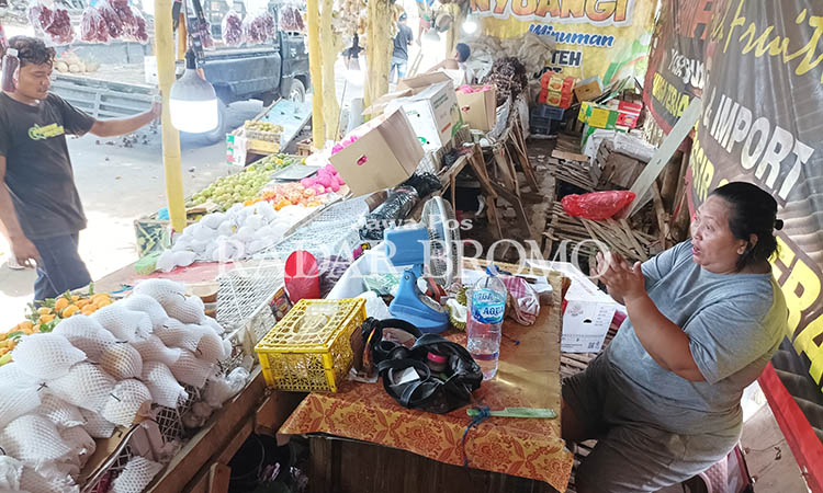 DIBERSIHKAN: Sejumlah petugas Satpol PP Kabupaten Probolinggo menggusur lapak buah yang berada di trotoar jalan bulu, kecamatan Kraksaan.