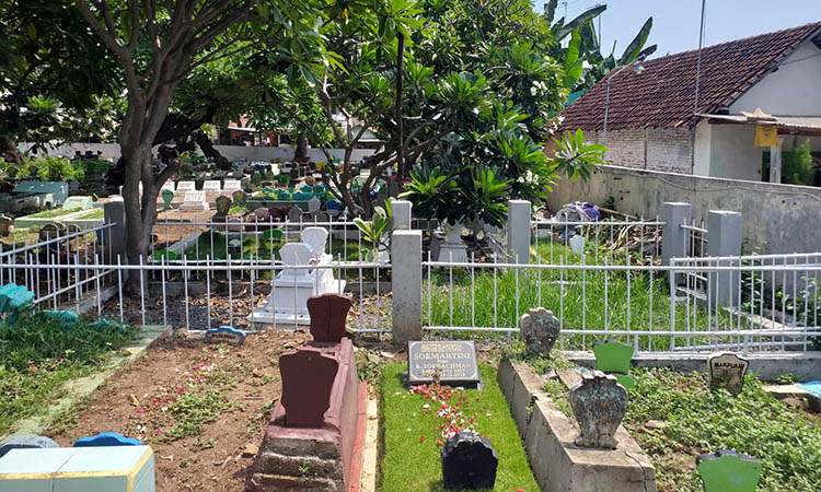 TERPAGAR: Sejumlah makam yang ada di TPU Kota Pasuruan terpasangi pagar pribadi. Pemkot Pasuruan berencana untuk membongkar, seandainya ahli waris tidak melakukan pembongkaran.