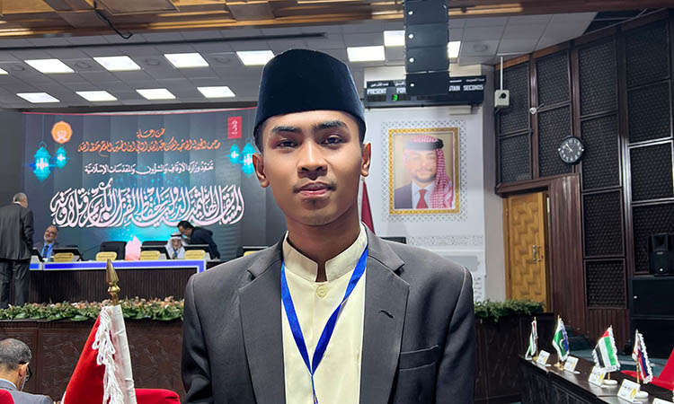 Iqbal Aris Maulana santri asal Pasuruan yang banyak menyabet prestasi di ajang MTQ nasional. Ia kini menjadi wakil Indonesia untuk ajang MTQ internasional.