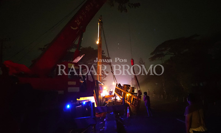 EVAKUASI: Dua crane dikerahkan untuk mengevakuasi dua truk kontainer beserta peti kemasnya setelah kecelakaan maut di ruas jalan nasional jurusan Malang-Surabaya, Desa/Kecamatan Purwodadi, Kabupaten P