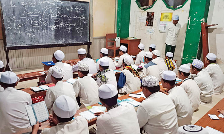 ISTIQOMAH: Para santri Ponpes Salafiyah Kota Pasuruan saat mengikuti pembelajaran di ponpes setempat.&nbsp;