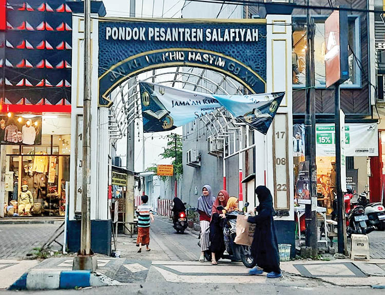 GEDUNG UTAMA: Salah satu bangunan Ponpes Salafiyah Pasuruan yang biasa digunakan untuk berbagai kegiatan, seperti khaul dan kegiatan ponpes lainnya.&nbsp;