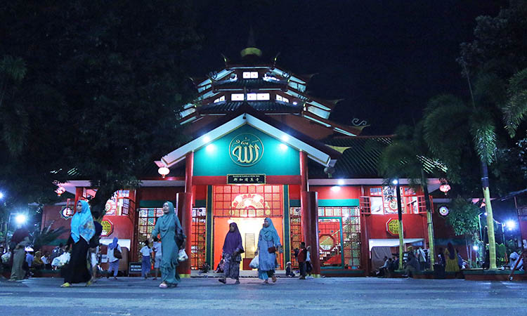 SELALU RAMAI: Masjid Muhammad Cheng Hoo Pandaan buka 24 jam dan selalu ramai pengunjung. Mulai pagi, bahkan sampai dini hari. Terutama saat arus mudik dan balik Lebaran.&nbsp;