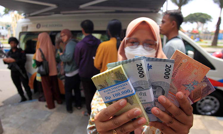 TUKAR UANG BARU: Bank Indonesia melayani penukaran uang baru di Kota Pasuruan, beberapa waktu lalu.