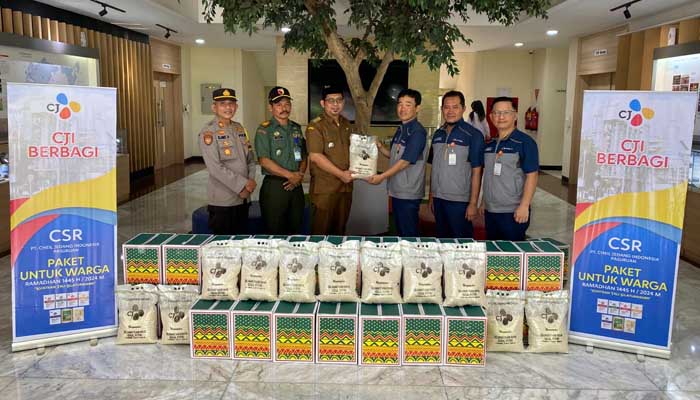 PAKET UNTUK WARGA: Justin Kim didampingi perwakilan manajemen CJI menyerahkan secara simbolis paket warga kepada Camat Rejoso Arfian FK.