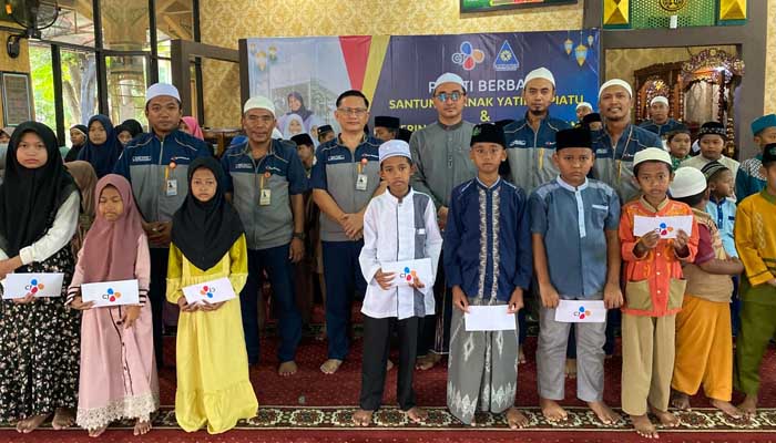KEBAHAGIAAN: Senyum bahagia anak - anak bersama dengan KH. Muhammad Nailurrochman (Gus Amak) dan Management PT. Cheil Jedang Indonesia