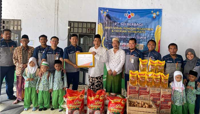 CJI BERBAGI: Jems Tampi selaku General Manager GA dan Logistik memberikan santunan untuk anak Yatim/piatu di sekitar perusahaan.
