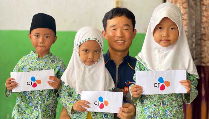 CJI BERBAGI: Jems Tampi selaku General Manager GA dan Logistik memberikan santunan untuk anak Yatim/piatu di sekitar perusahaan