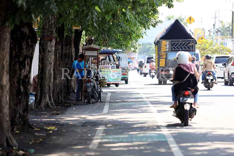 MAKIN SEMPIT: Sejumlah PKL berjualan di jalur sepeda di Jalan Soekarno-Hatta Kota Probolinggo.