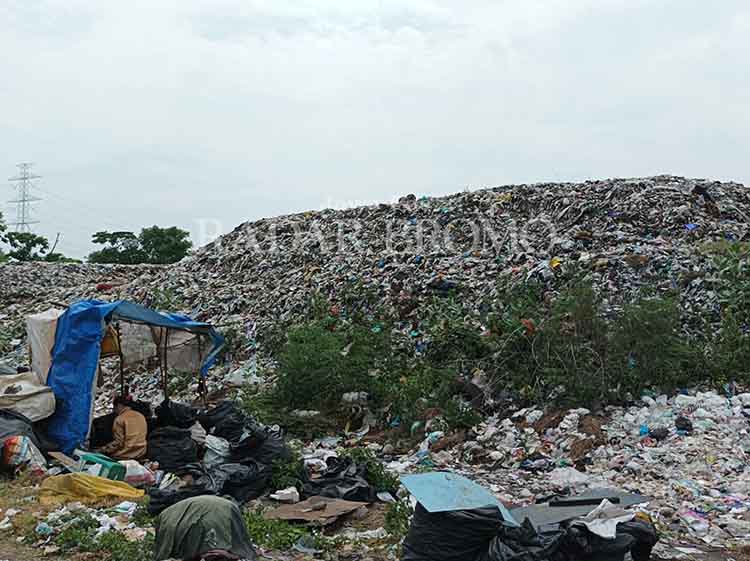 MENUMPUK: Sampah makin menggunung di TPA Seboro, Kecamatan Krejengan. TPA ini diprediksi bakal overload pada tiga tahun mendatang.
