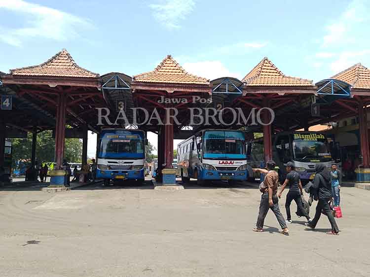 TUNGGU PENUMPANG: Sejumlah bus menunggu penumpang di Terminal Bayuangga, Kota Probolinggo.
