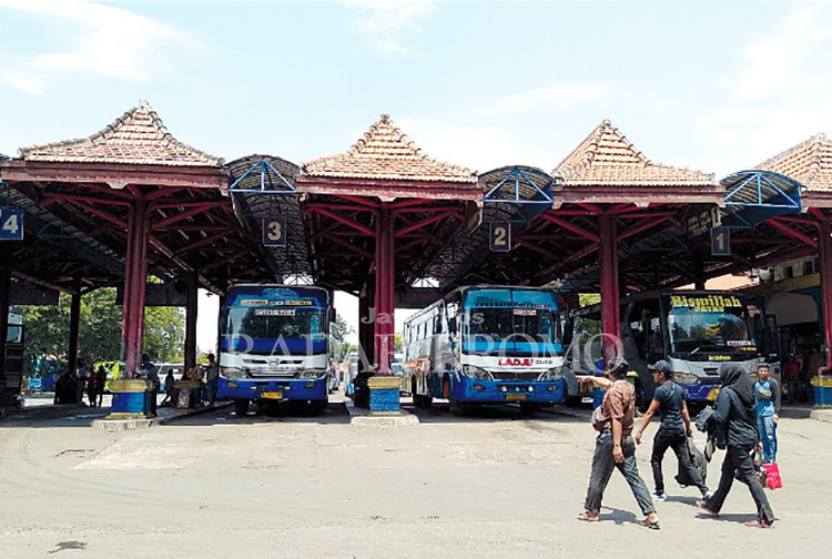 TUNGGU PENUMPANG: Sejumlah bus menunggu penumpang di Terminal Bayuangga, Kota Probolinggo.
