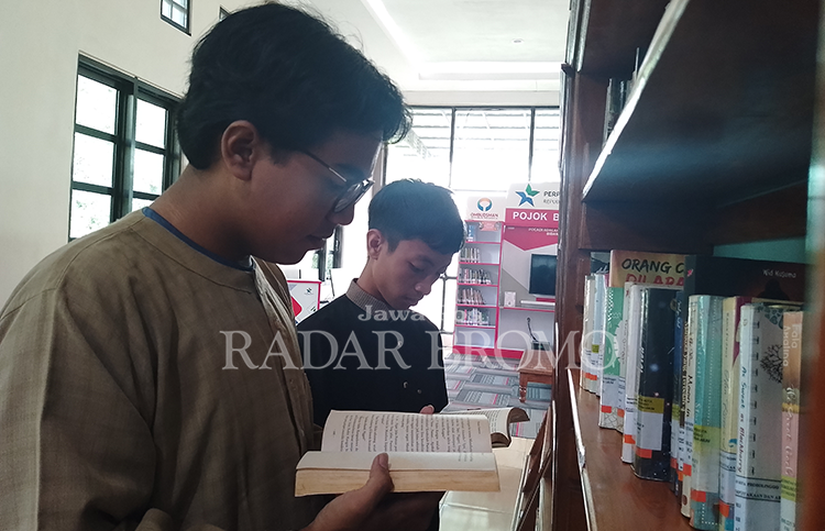 TAMBAH ILMU: Sejumlah pemuda mencari buku di Perpustakaan Umum Daerah Kota Probolinggo untuk dibaca, beberapa waktu lalu.