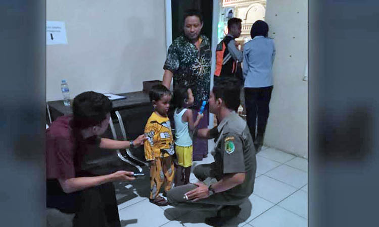 DIAMANKAN: Satpol PP Kota Pasuruan mengamankan anak-anak yang lepas dari pantauan orang tuanya.