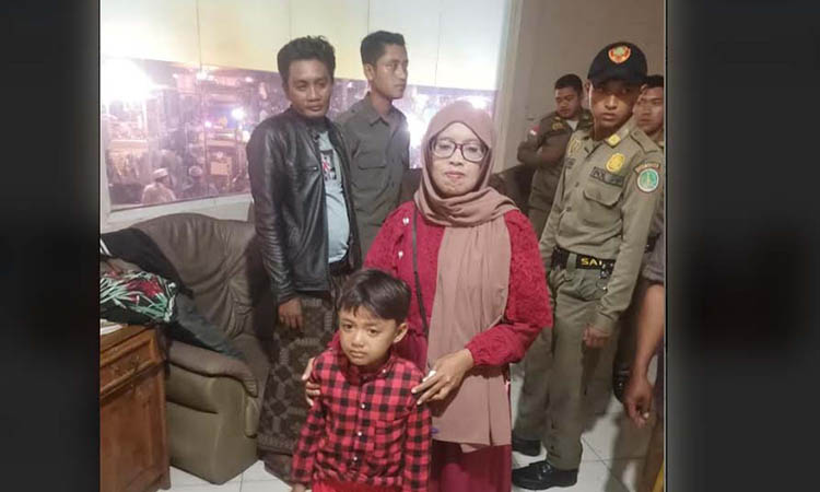 DIAMANKAN: Satpol PP Kota Pasuruan mengamankan anak-anak yang lepas dari pantauan orang tuanya.