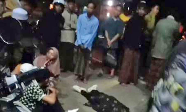 SEBELUM DIEVAKUASI: Kedua koran saat masih berada di lokasi kejadian, usai kecelakaan, Sabtu (6/4) malam.