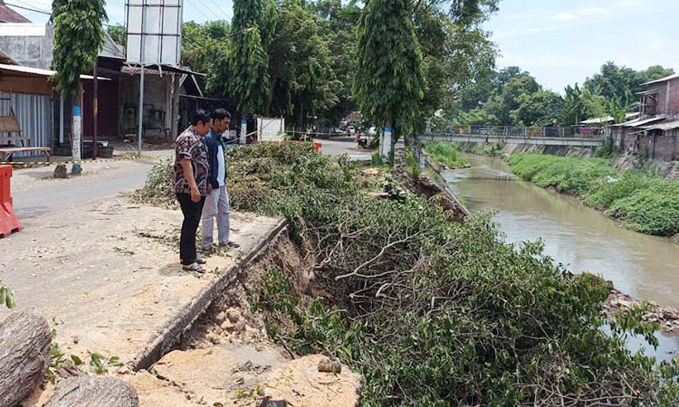 SUDAH DICEK: Kepala UPT PJSDA Dinas PU PR Kabupaten Probolinggo mengecek tebing sungai Kertosono yang ambrol.