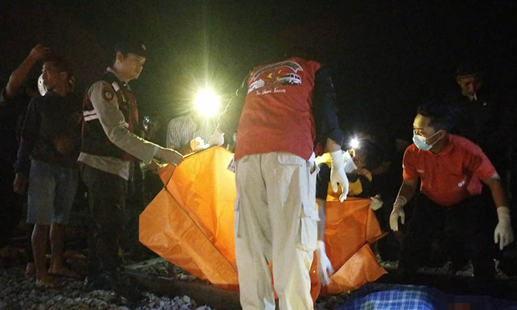 EVAKUASI: Petugas saat mengevakuasi jenazah korban yang tewas usai disambar KA Ranggajati.