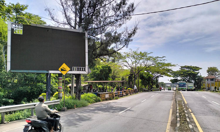 RUSAK: Kondisi videotron di Purwodadi yang mengalami kerusakan. Imbas kerusakan tersebut, desakan agar videotron dibongkar, bermunculan.