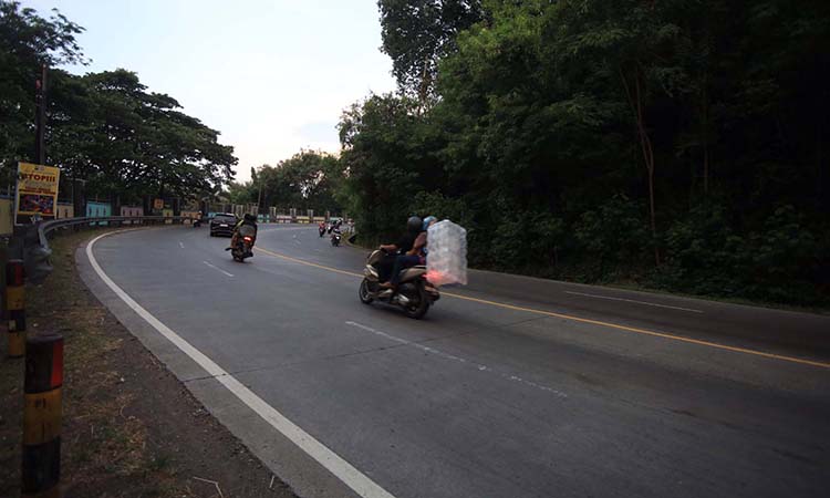 PANJANG: Pengendara melintas di Jalur Pantura Gending. Saat ini ada proyek pelebaran Gending-Paiton sepanjang 14 Kilometer.