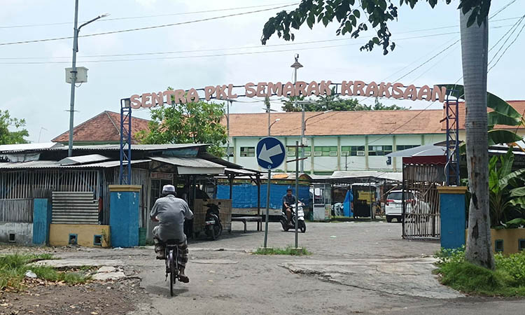 ASET PEMPROV: Gerbang menuju Sentra PKL Semarak Kraksaan.