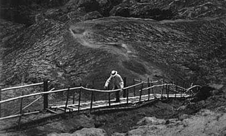MASA AWAL: Tampak tangga menuju kawah Gunung Bromo masih menggunakan bambu sebelum dibangun menggunakan beton pada 1910.