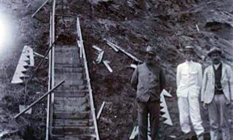 BANGUN: Proses pembangunan tangga menuju kawah Gunung Bromo pada 1910.