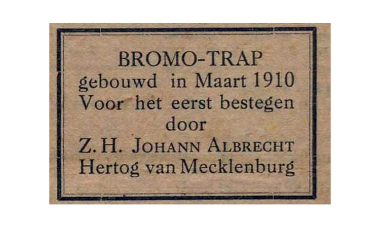 PRASASTI: Tulisan pada prasasti tangga menuju kawah Gunung Bromo yang berarti Bromo Trap dibangun pada Maret 1910 dipasang untuk didaki pertama kalinya oleh Z. H. Johann Albrecht Duke of Macklenburg.