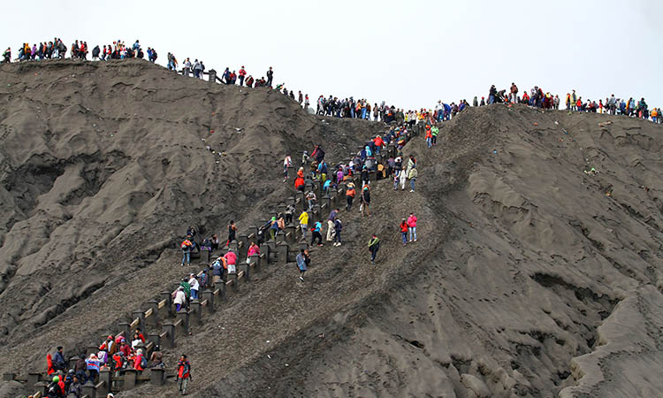RAMAI: Sejumlah pengunjung wisata Gunung Bromo tampak mendaki anak tangga menuju kawah.