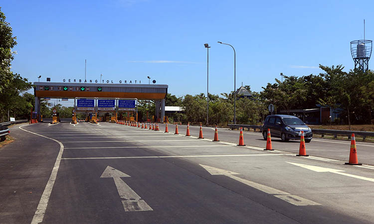 TERSAMBUNG: Exit Tol Gempol Pasuruan di Grati. Dengan infrastruktur tol yang sudah tersambung, begitu potensial untuk menunjang industri di wilayah timur.
