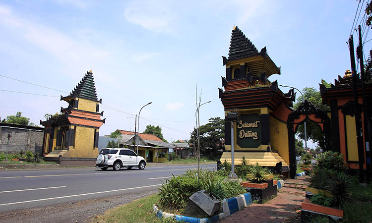 BUTUH SENTUHAN: Taman gapura di wilayah Nguling, Kabupaten Pasuruan butuh sentuhan untuk menambah daya tarik pintu masuk daerah perbatasan.