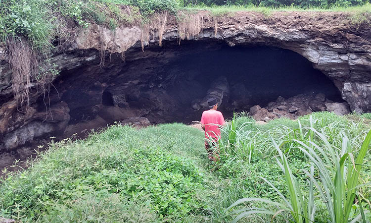 GUA: Keberadaan Watu Salang di Dusun Watu Salang, Desa Pasinan, Kecamatan Lekok, memiliki seabrek potensi. Dengan keberadaan gua di wilayah setempat, menjadi daya tarik tersendiri.&nbsp;