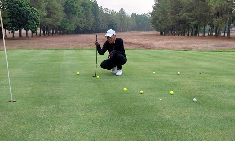 RUTIN BERLATIH: Erwin Sudiro saat berlatih di lapangan golf. Berganti lapangan golf akan semakin melatih skill bagi pehobinya.