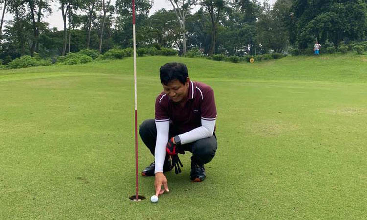 BELAJAR: Muhammad Nawawi saat berlatih di lapangan golf di Pandaan. Berganti lapangan golf akan semakin melatih skill bagi pehobinya.