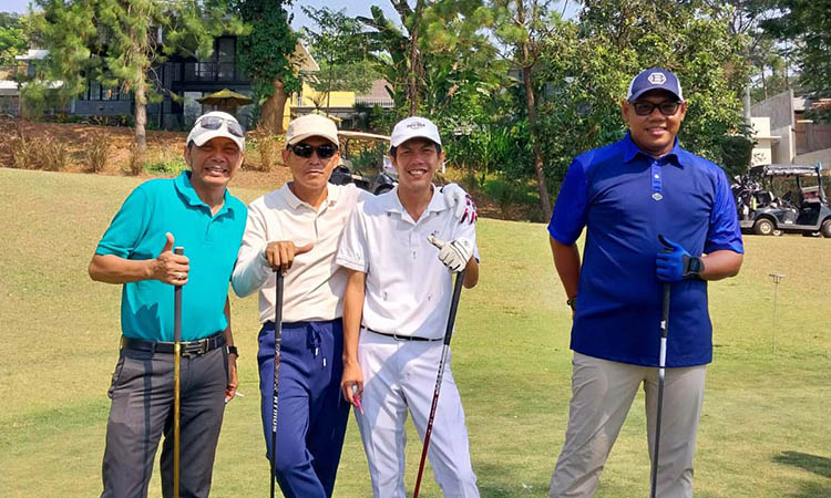 BANYAK TEMAN: Erwin (paling kiri) bersama teman-temannya saat bermain golf di Malang. Menekuni hobi golf, tidak hanya mencari sehat. Tetapi juga bisa mendapat relasi baru.