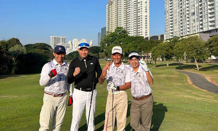 BANYAK TEMAN: Nawawi (paling kiri) bersama teman-temannya saat bermain golf di Surabaya.&nbsp;