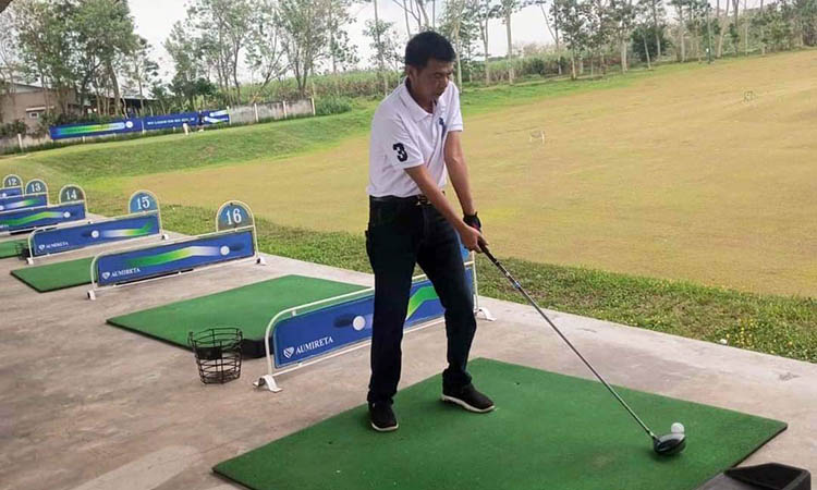 HARUS TERUS DIASAH: Erwin memukul bola golf saat bermain di Taman Dayu Pandaan. Jika ingin menjadi profesional, maka golfer harus terus berlatih.