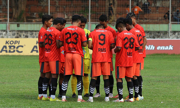 BERAT: Skuad Persekabpas saat berlaga di zona Jatim silam. Akhir April nanti, kedua tim kebanggaan Pasuruan ini akan melakoni babak 80 besar zona nasional.